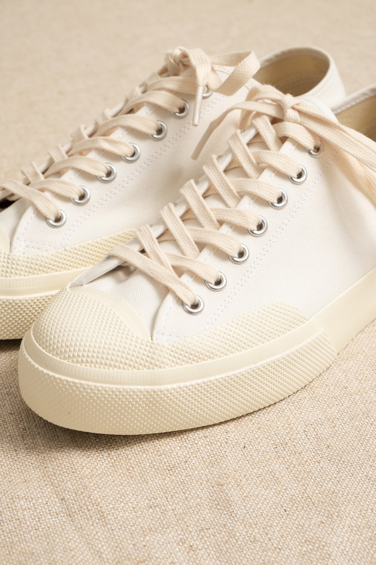 2432 Works Low Cut Canvas - White