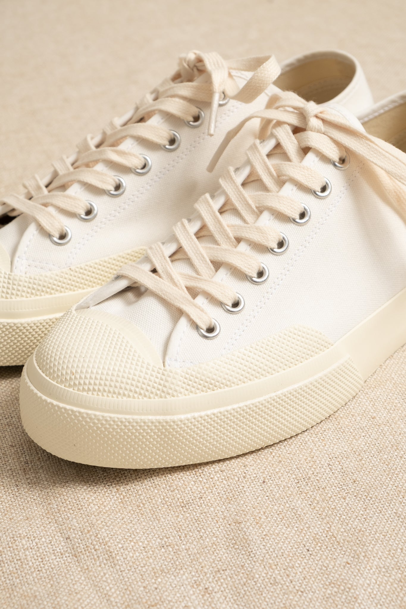 2432 Works Low Cut Canvas - White